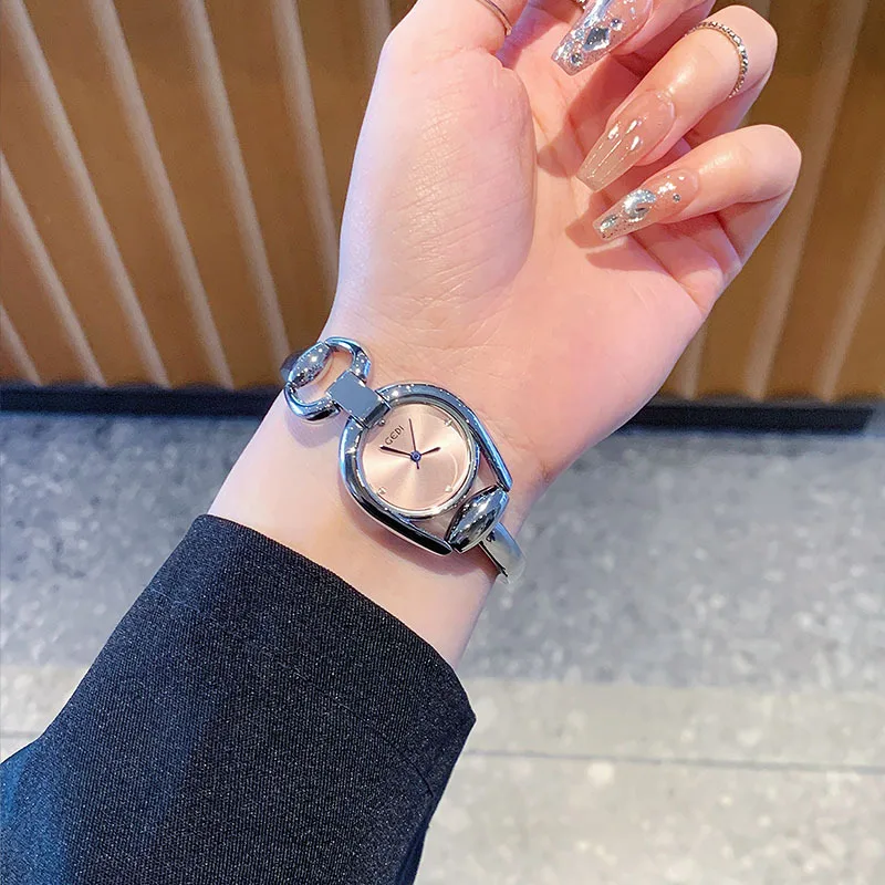 سلسلة جديدة ساعة خفيفة فاخرة مزاجه ساعة نسائية موضة سوار ساعة متخصصة الراقية هدية للمجوهرات النسائية الصديقة
