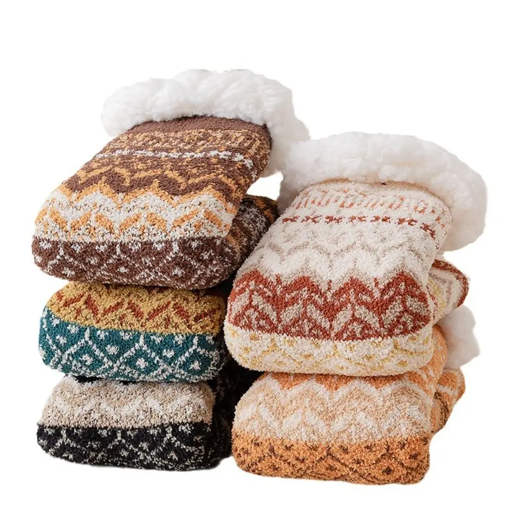 جوارب يمكن السير بها على الأرض خليط جوارب صوف النساء منتصف أنبوب مكافحة زلة الشتاء جوارب يمكن السير بها على الأرض نمط العرقية أفخم النوم الجوارب النساء الرجال