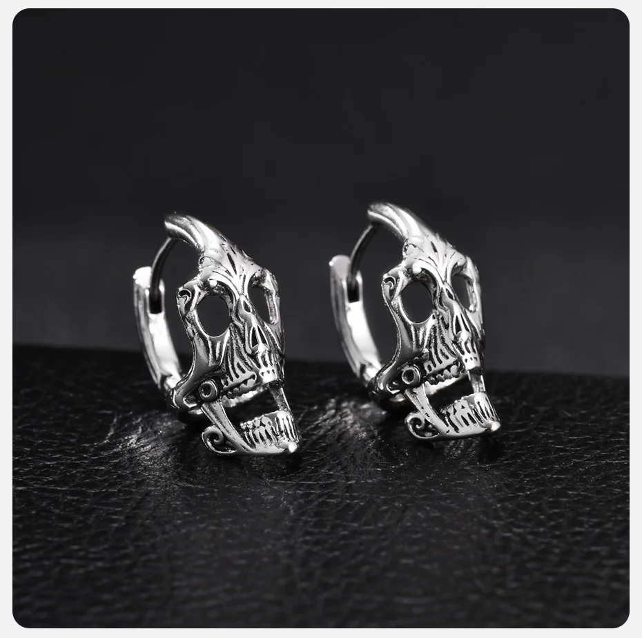 Vnox Gothic Totenkopf Huggie Hoop Ohrringe für Männer, Edelstahl Punk Hohl Skelett Rock Halloween Vintage Ohrschmuck Geschenk – Detail 5