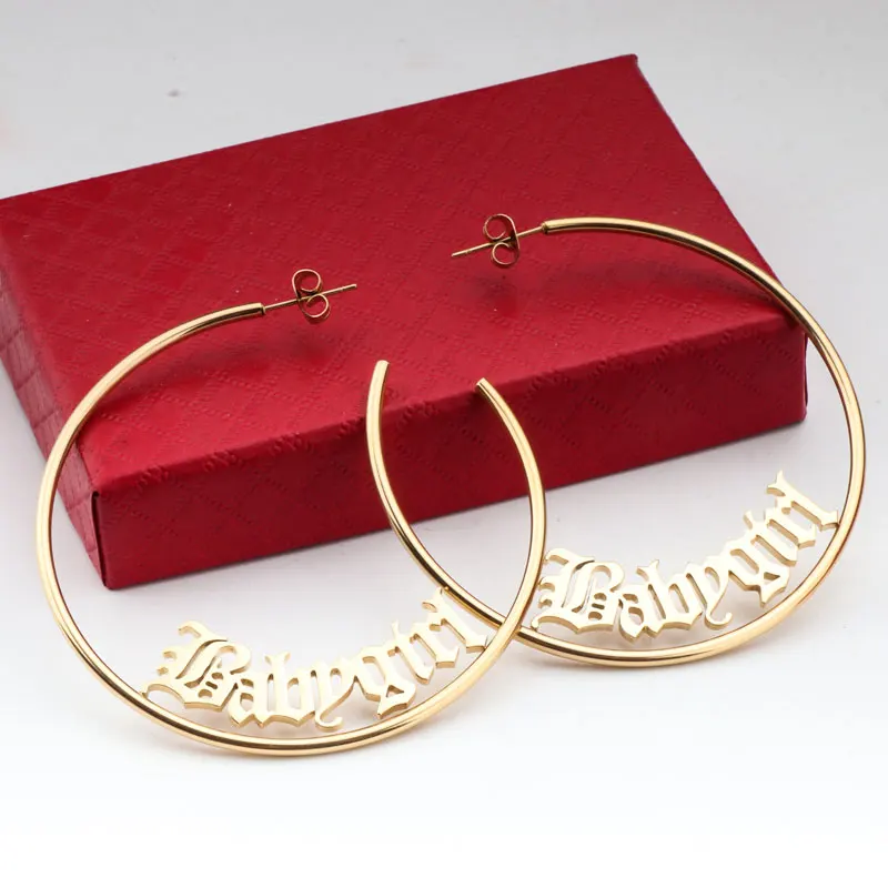 Pendientes de aro con nombre personalizado para mujer, de acero inoxidable, con un gran círculo y una placa con el nombre, estilo gótico y «bad girl», un regalo navideño y una joya original.
