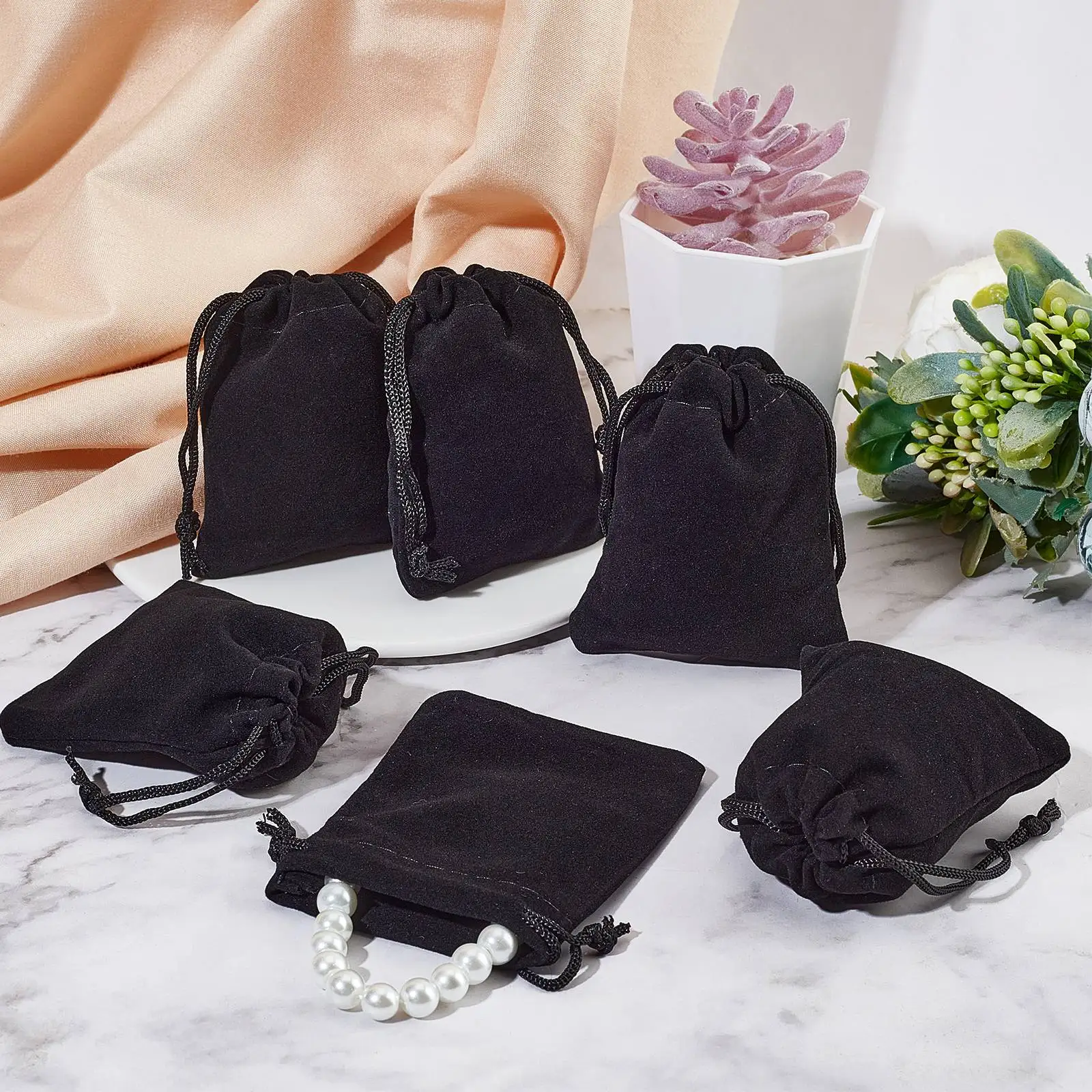 50 pcs 9x7cm Black Rectangle Velvet Pouches Candy Gift Bags Christmas Party Wedding Favors Bags