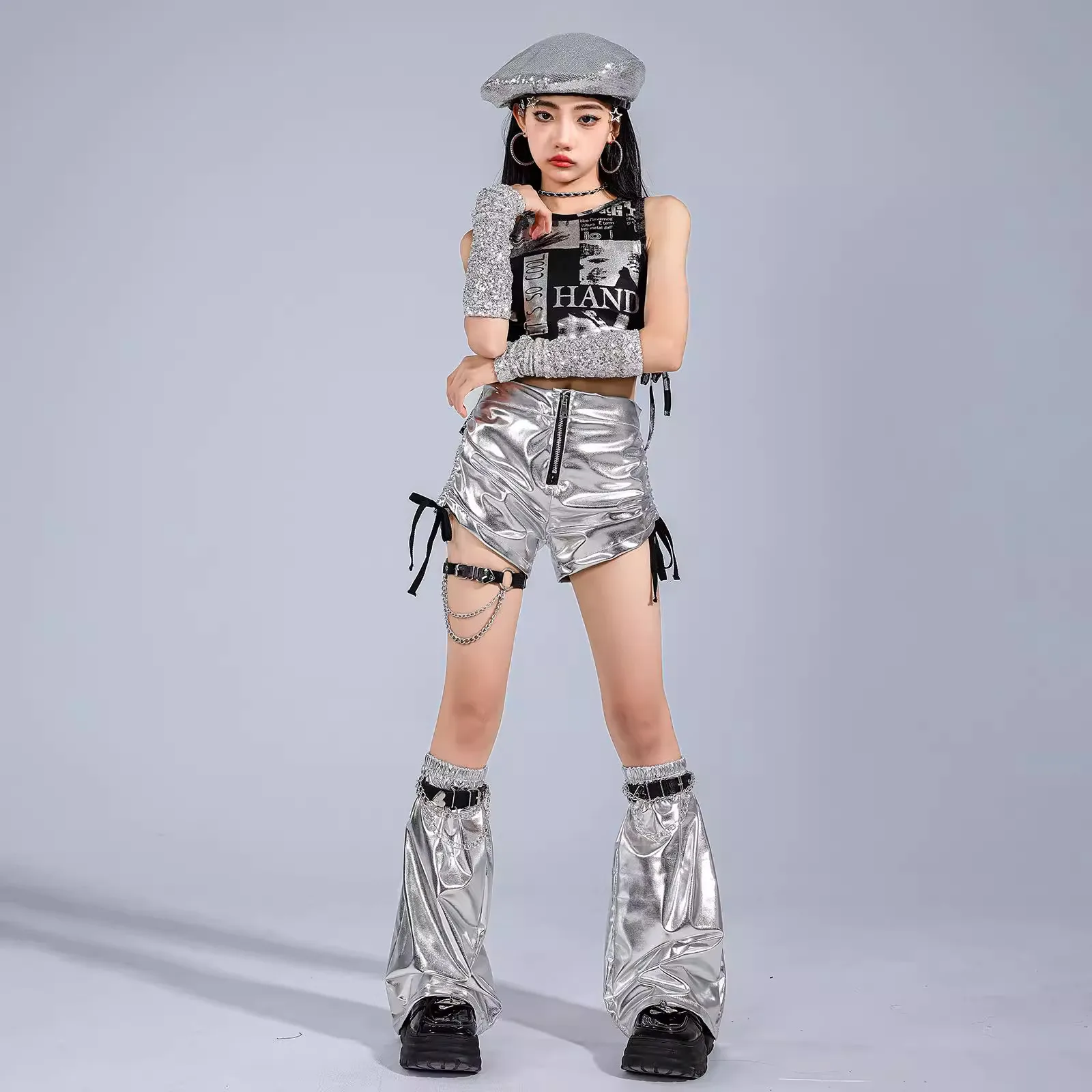 Ropa de Hip Hop Kpop para chico, camiseta sin mangas corta con cordones y estampado negro, pantalones cortos metálicos plateados con lazo lateral para niña, traje de baile callejero