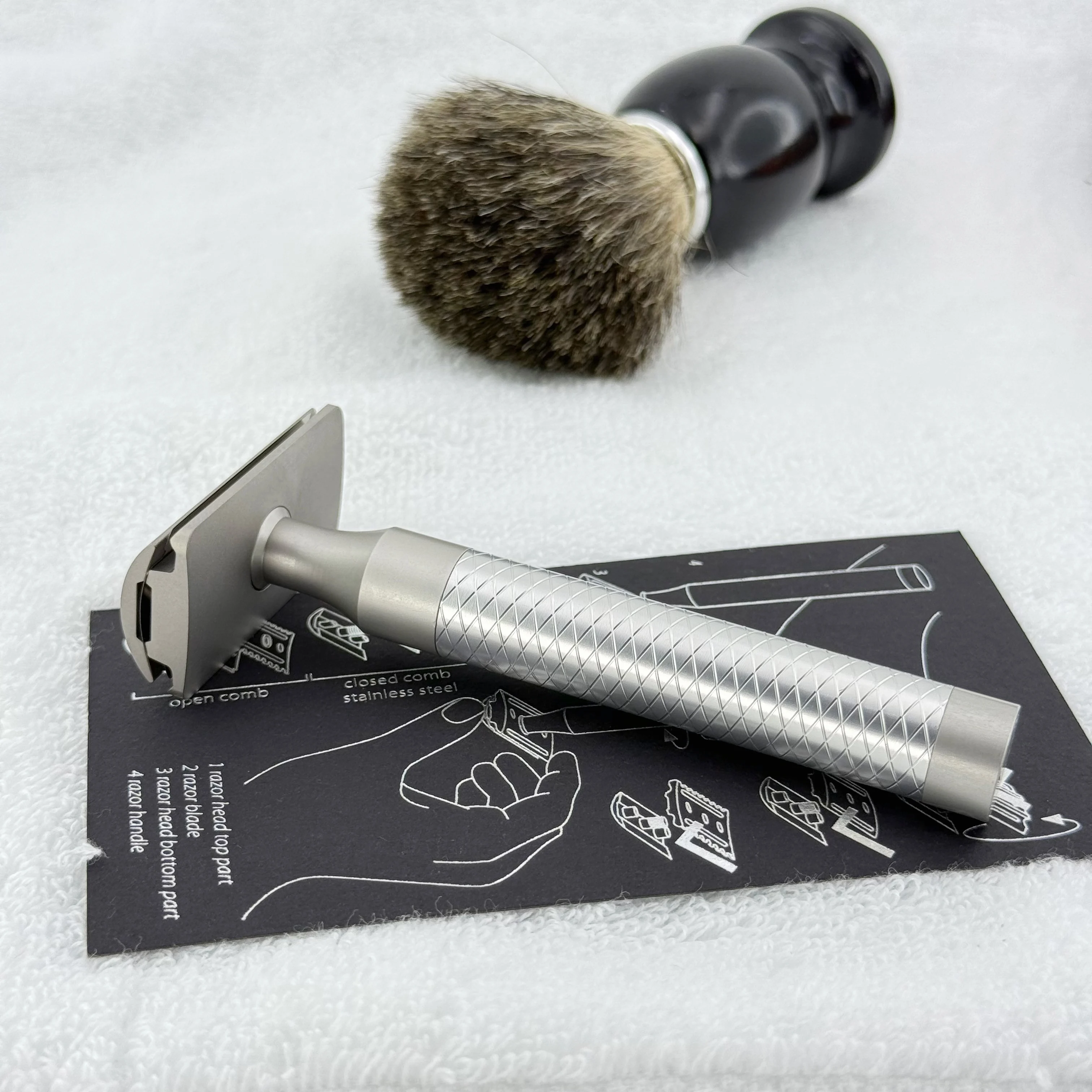 

Titanium Double Edge Safety Manual Razor, barber accessories suitable for daily use ,Non-Slip Grip shaver for Men