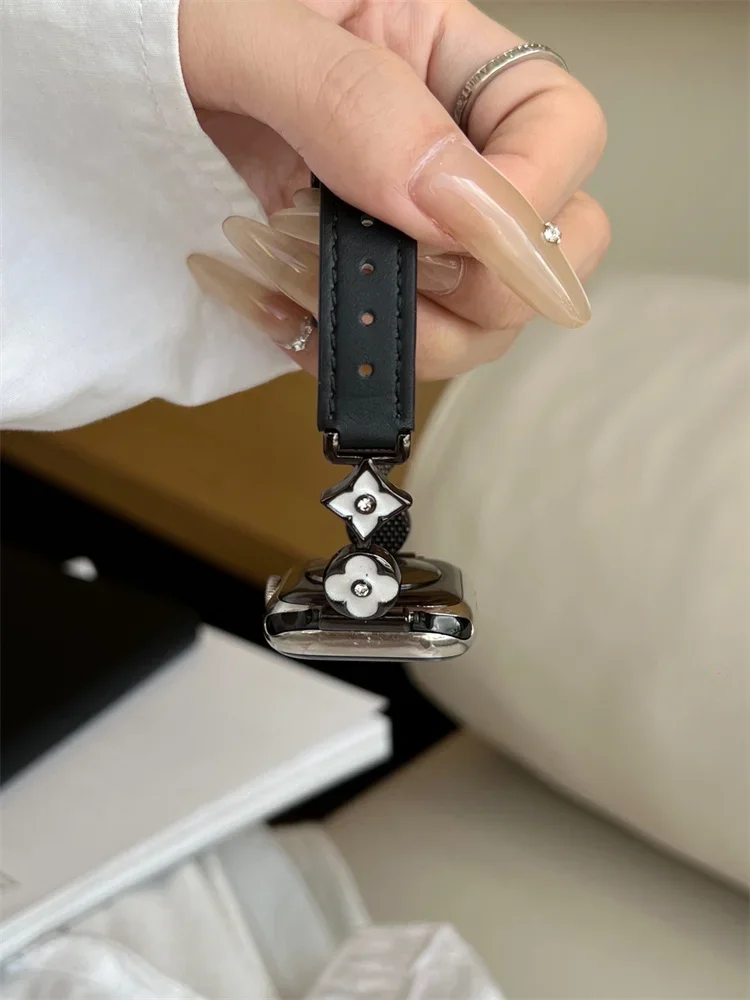 Pulseira de Couro para Apple Watch, Flor de Metal, Elegante, Mulheres de Luxo para iWatch 49Ultra, 9, 8, 7, SE, 6, 5, 4, 3, 41mm, 45 milímetros, 40 milímetros, 44 milímetros