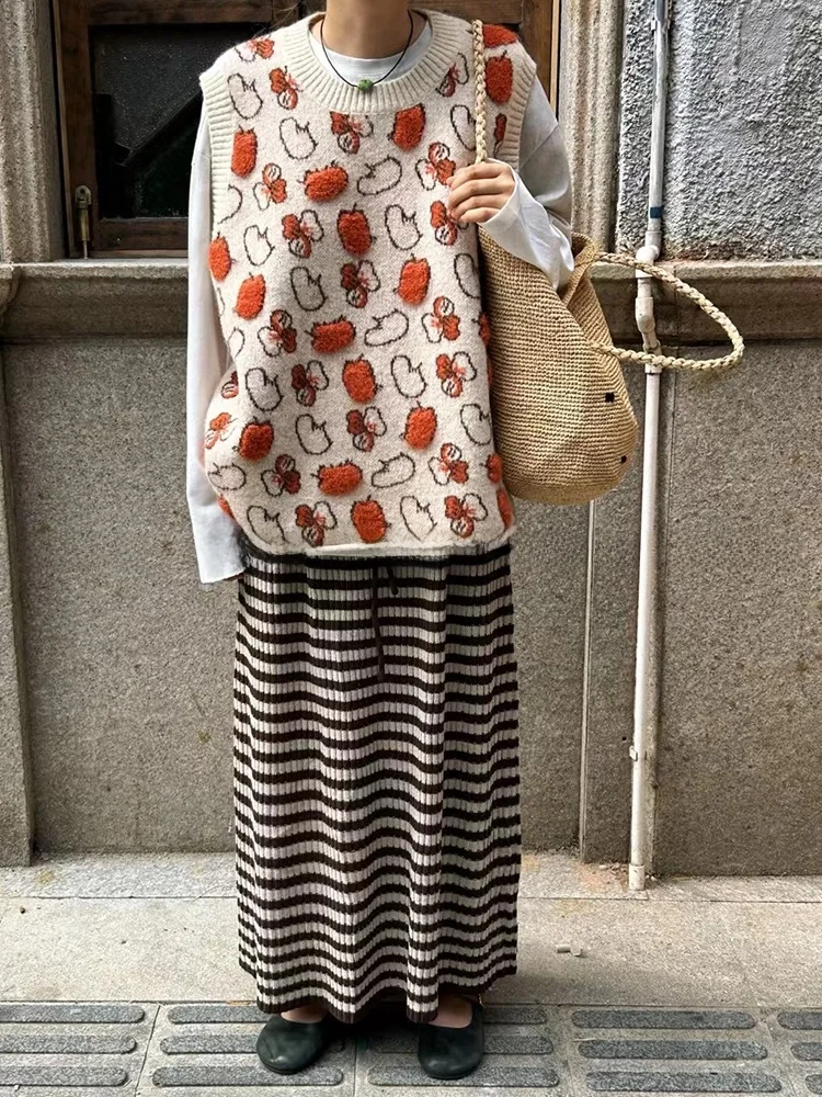 

Весенний винтажный комплект для женщин больших размеров: вязаный жилет и юбка в полоску, теплый и удобный повседневный наряд для женщин больших размеров.