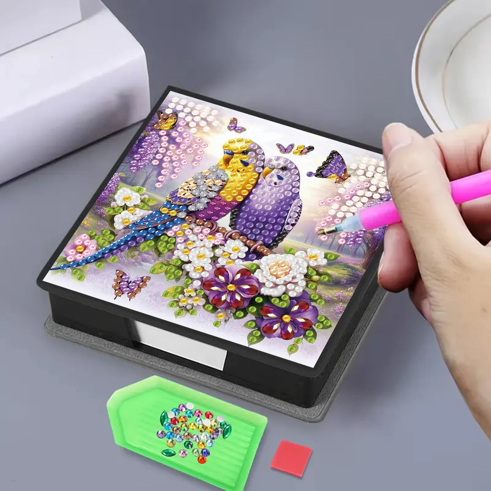 

Набор из 4 штук: Коробка для хранения стикеров из ПУ с 160 листами бумаги для алмазной мозаики, держатель для стикеров с алмазной мозаикой, подарок для взрослых, декор для дома