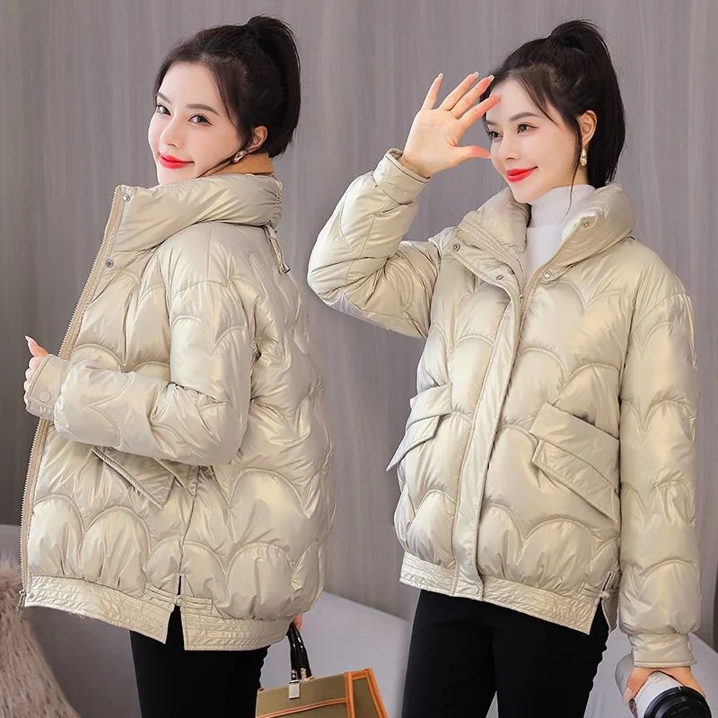 เสื้อแจ็คเก็ตผ้าฝ้ายเนื้อเงาแบบใช้แล้วทิ้งสำหรับผู้หญิง รุ่นสั้น ฤดูหนาว 2025 รุ่นใหม่สไตล์เกาหลี เสื้อโค้ทผ้าฝ้ายหลวม บุนวมเล็กๆ แฟชั่น สวมใส่สบาย