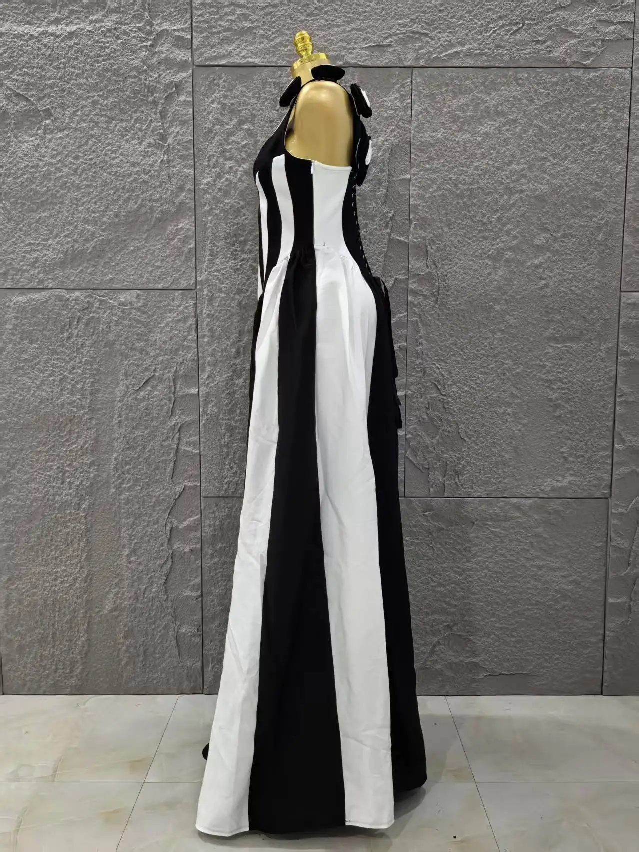 Abito lungo con fasciatura senza maniche a forcella alta a righe bianche nere con fiori 2025 Abiti da club per feste eleganti per le vacanze delle nuove donne