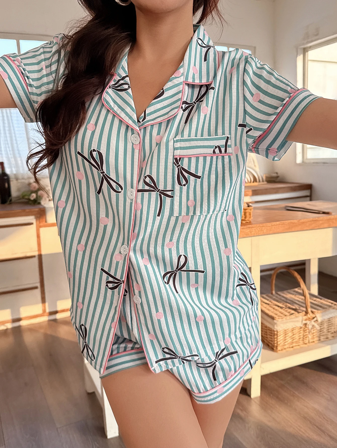 Two-Piece Set of Comfortable Striped Heart-Patterned Collared Button-Down Short-Sleeve Top with Pockets and Bow-Knot Shorts, Spring and Summer Women's Pajama Loungewear Set Suitable for Home Use