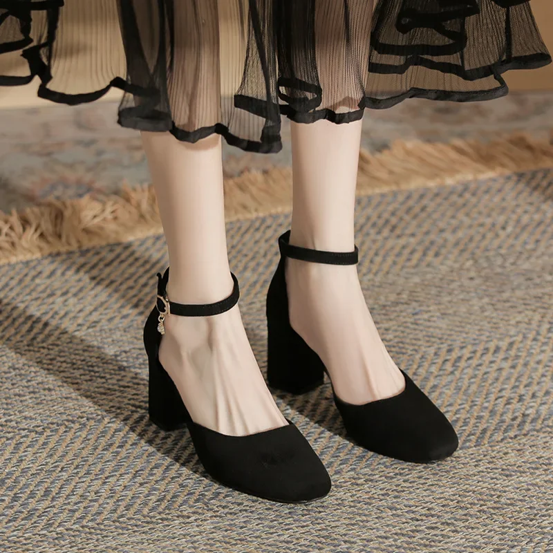 

Женские туфли-лодочки маленького размера 31–43, вечерние модельные туфли из флока на массивном каблуке с квадратным носком и ремешком на щиколотке