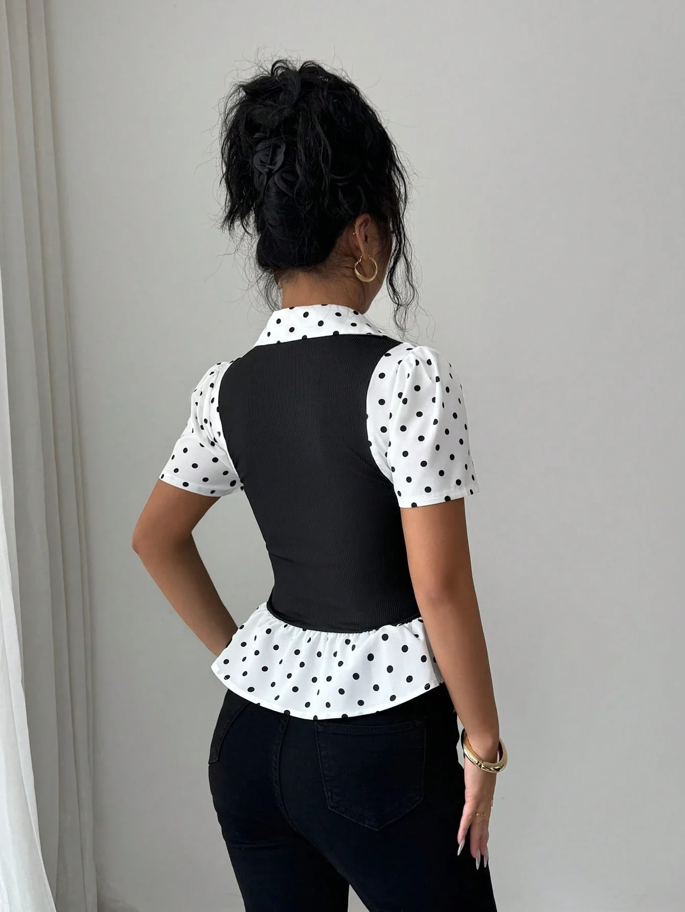 

Женская черно-белая блузка в горошек с воротником-рубашкой и короткими рукавами