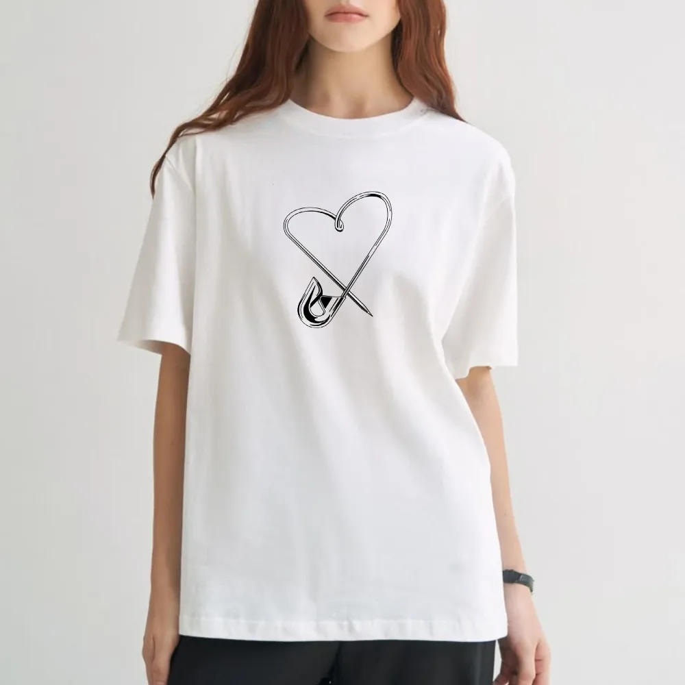 Minimalist Line Art Safety Pin Heart Women T‑Shirt Sketch Graphic Short Sleeve Tee O-Neck Casual Gothic Streetwear Cotton Tops.