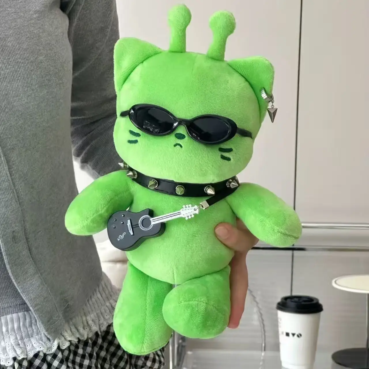 

Adorable Green Alien Cat Plush Toy Dolls Cute Furry Stuffed Toys Extraterrestrial Kittens Running Design Ideal Gifts