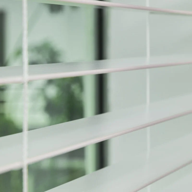 البيع المباشر بالجملة صديق للبيئة 2 بوصة من الخشب الصناعي مقاوم للماء وسهل التنظيف الستائر الخشبية الآلية للمكتب