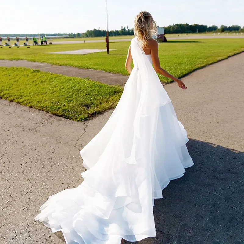 Organza branco um ombro vestido de casamento plissado pick-ups simples praia longo elegante princesa dama de honra vestido de noiva com trem