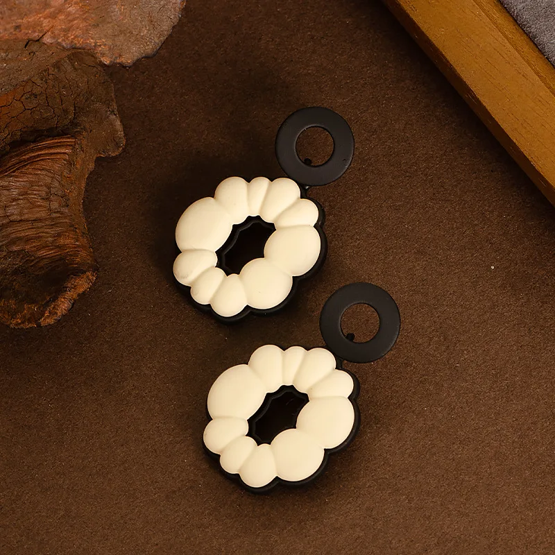 

Stylish and simple, sweet and cool, hollow flowers, niche and trendy, personalized design earrings