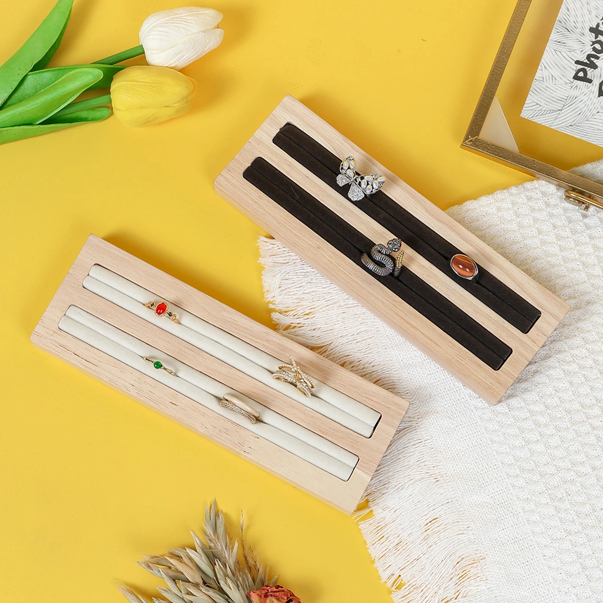 Una bandeja de joyería de madera maciza hecha de materiales naturales con diseño de rejilla múltiple, hermosa y práctica, adecuada para joyería del hogar d