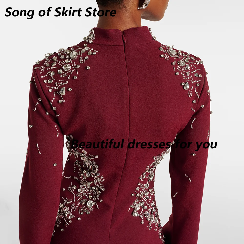 فستان سهرة عنابي مخصص بأكمام طويلة ورقبة عالية مطرز بالكريستال السعودي فستان حفلات موضة عربية فيستدوس دي فييستا #4