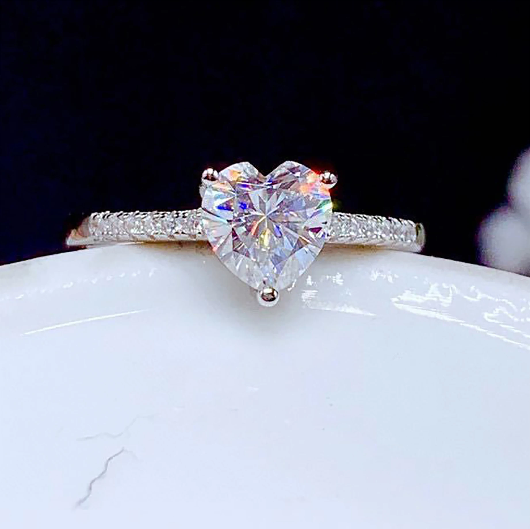 

Hot-selling, fashionable niche and high-end heart-shaped imitation moissanite ring, diamond-encrusted open ring for women MJZ-55