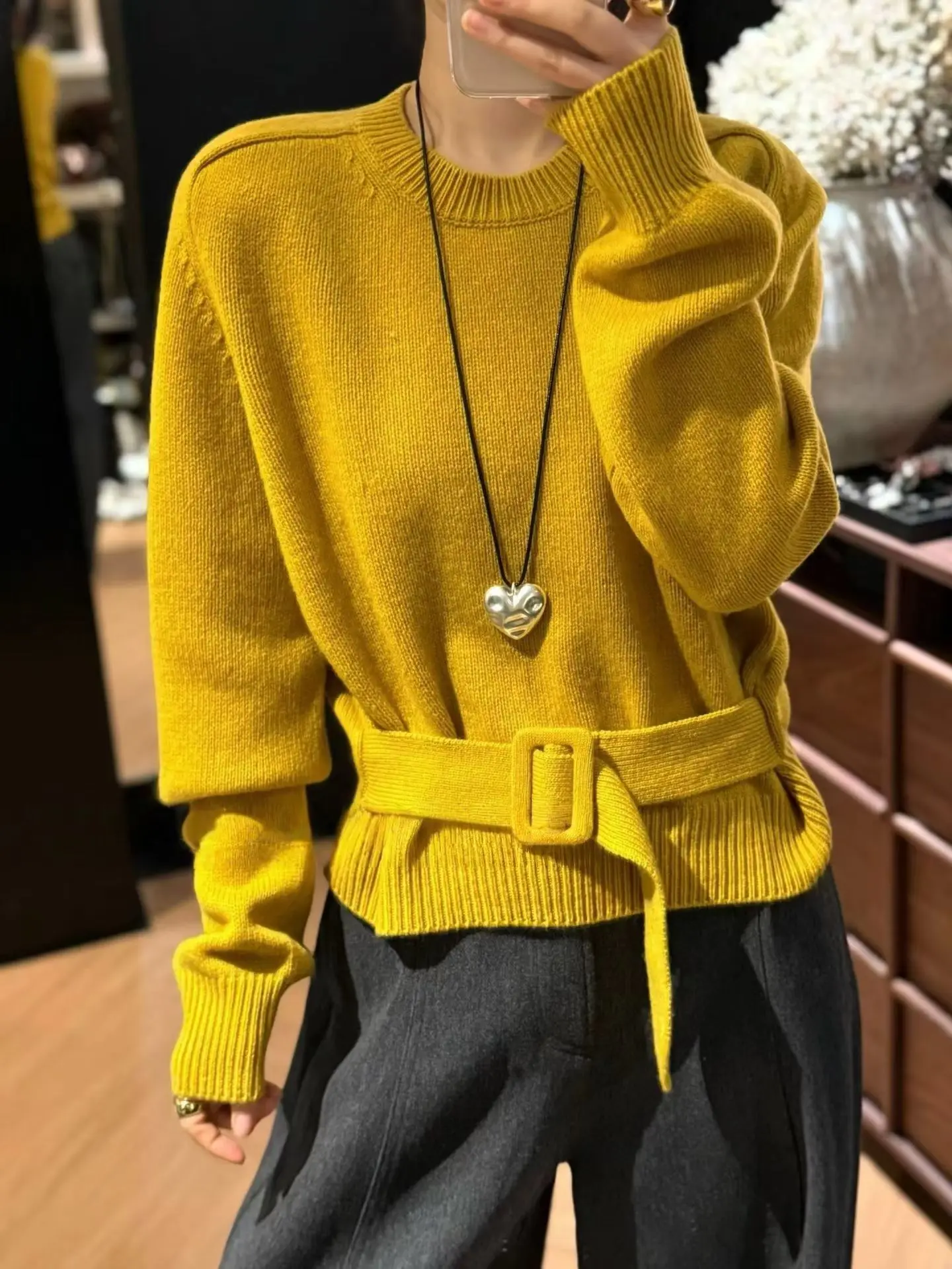 2025 Dameskleding Modieuze trui met riem verfraaid 1020