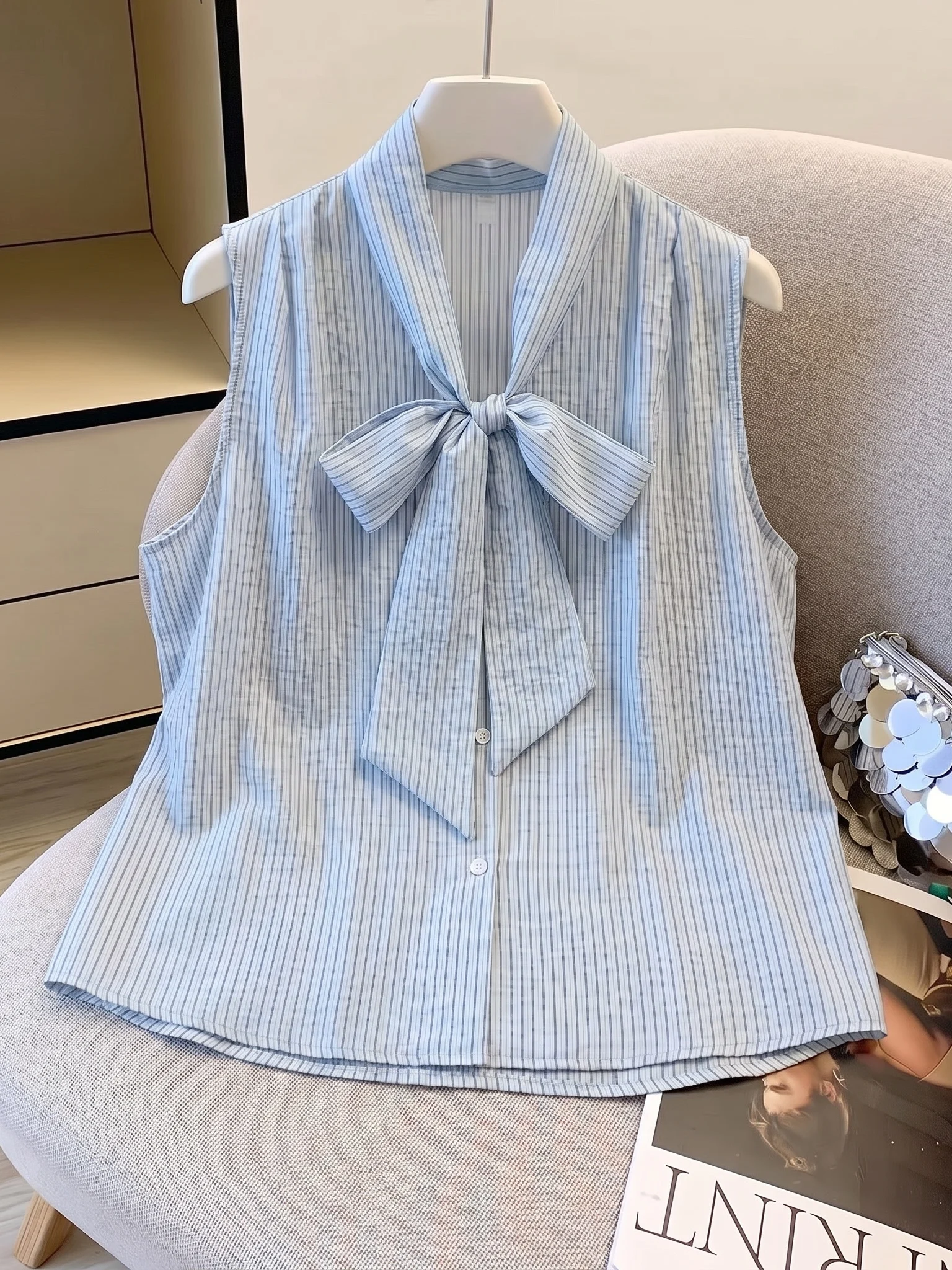 

Light Blue Striped Sleeveless V-Neck Shirt Women's Summer New Style plus Size Loose Fit Commute Fashion Korean Style Top