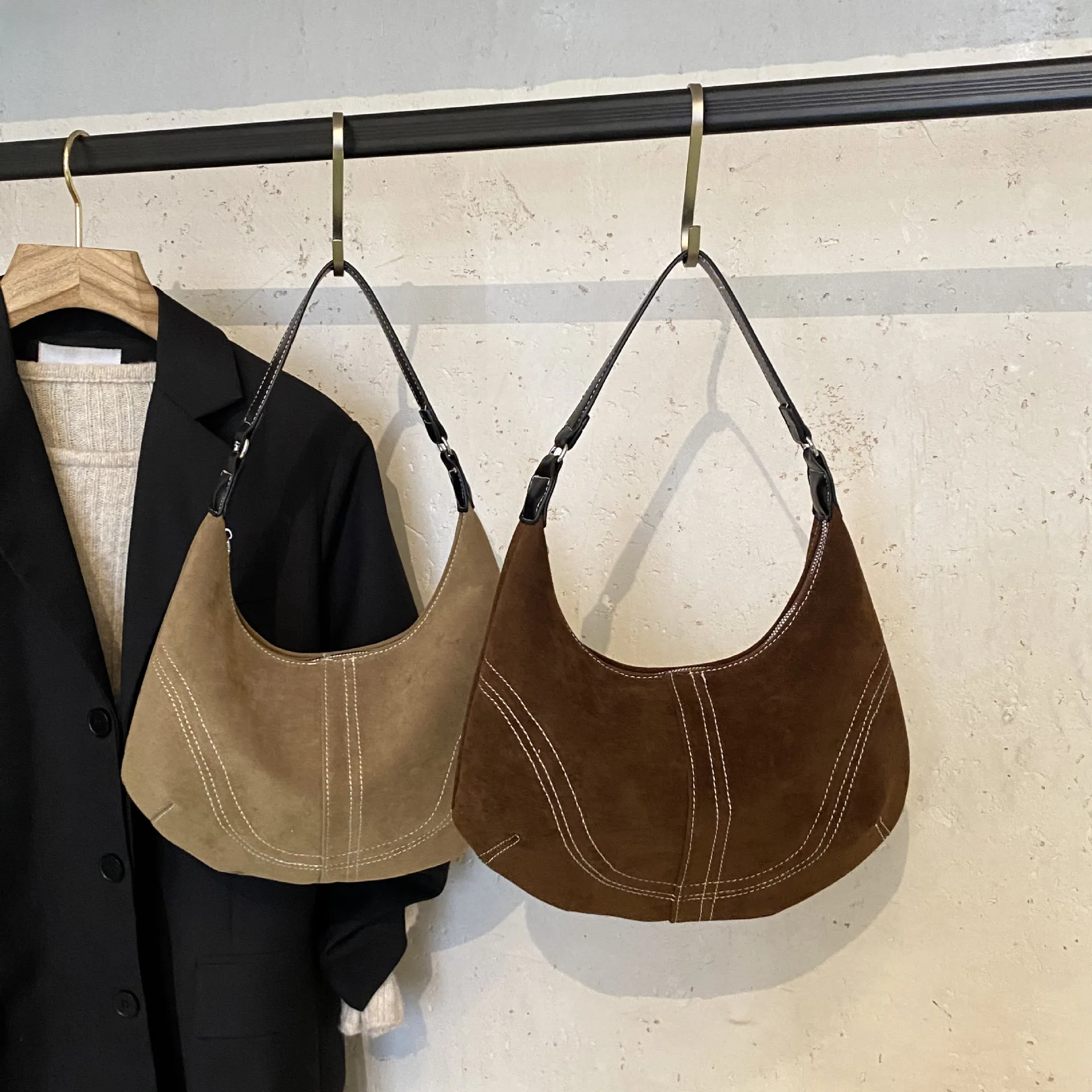 

Минималистичная винтажная сумка через плечо 2025 года, нишевая женская сумка подмышки, острая сумка через плечо, шикарная сумка «день-ночь», текстурированный слинг