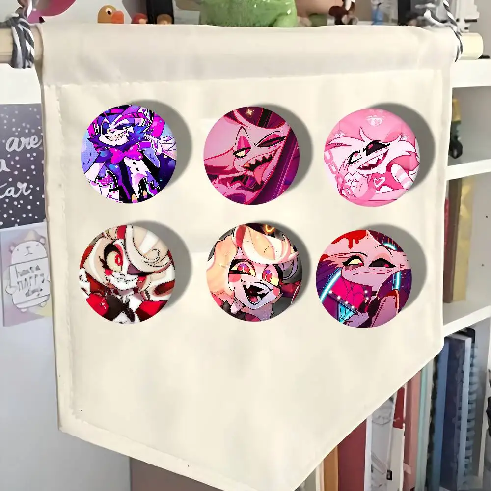 Alastor الملاك الغبار Vaggie أنيمي زر دبوس بروش اليدوية للملابس الكرتون شارة ظهره الديكور مجوهرات اكسسوارات