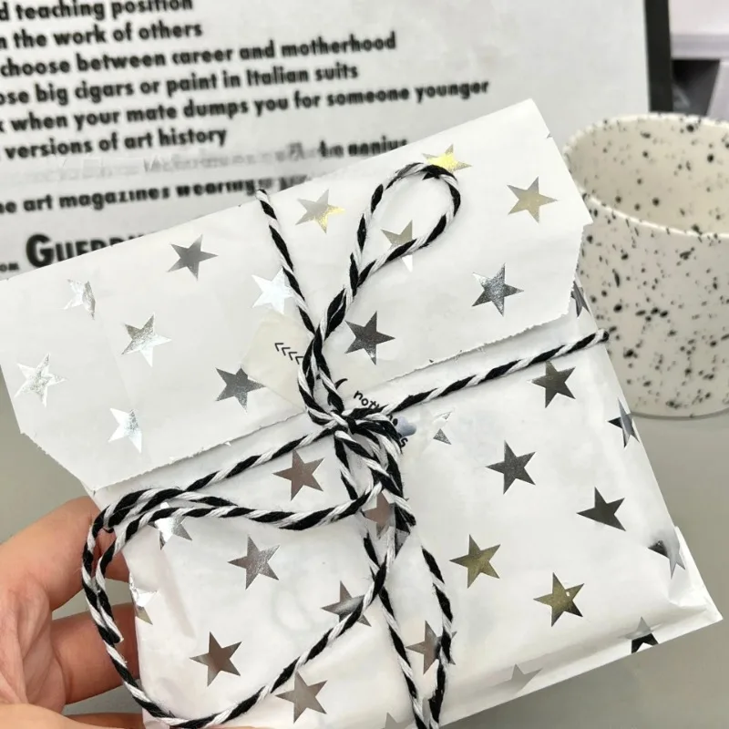 20 SZTUK papierowych torebek ze srebrnymi gwiazdami o wymiarach 13x18 cm – eleganckie i wszechstronne opakowanie na prezenty na wesela, przyjęcia i specjalne okazje — zdjęcie produktu 5
