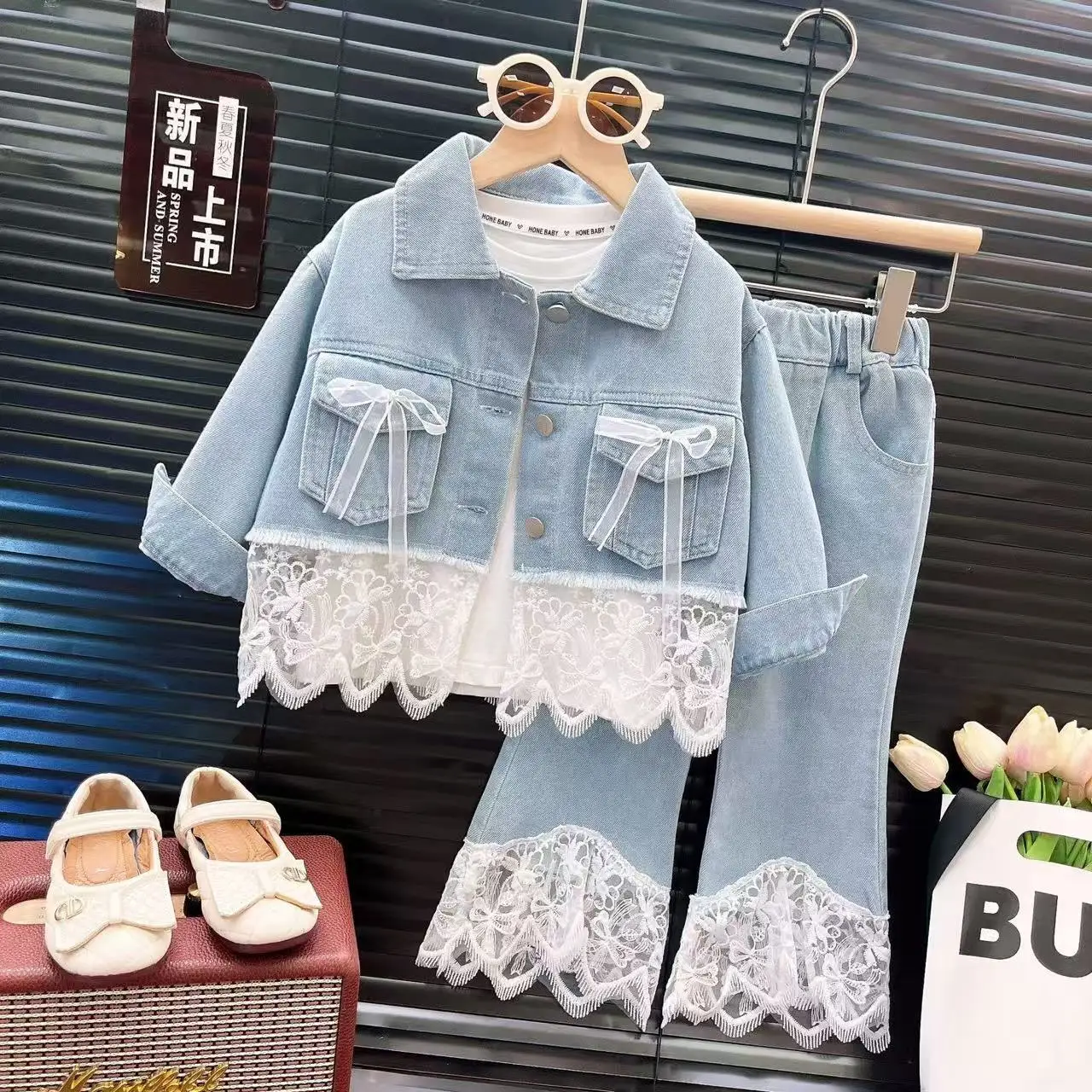 

Girls' Spring and Autumn New Set 2026 Children's Denim Lace Splicing+Jeans Fashion Two Piece Set