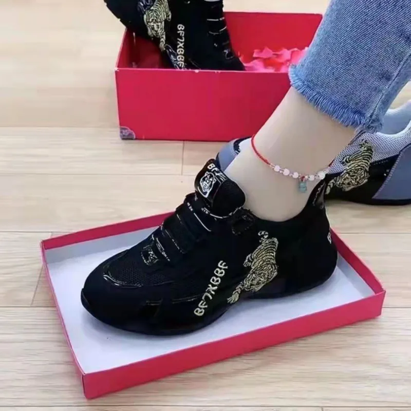 Chaussures de dehors Respirantes avec Broderie de Tigre pour Femme Baskets Basses Assorties à Lacets, Nouvelle Collection