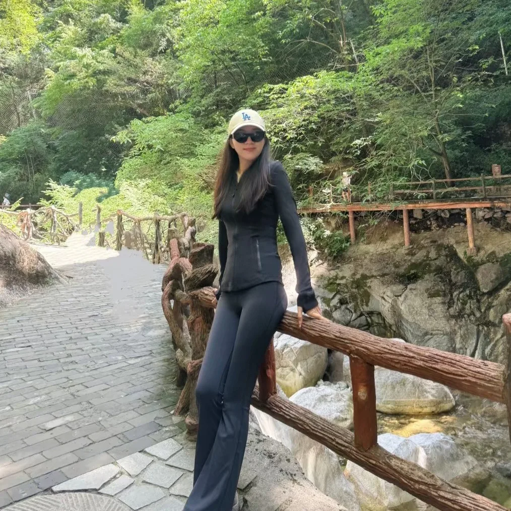 سترة بغطاء للرأس للنساء من ليمون |   معطف اليوغا الرياضي الناعم بالزبداني |   سترة بقلنسوة للجري والتمارين الرياضية قابلة للتنفس