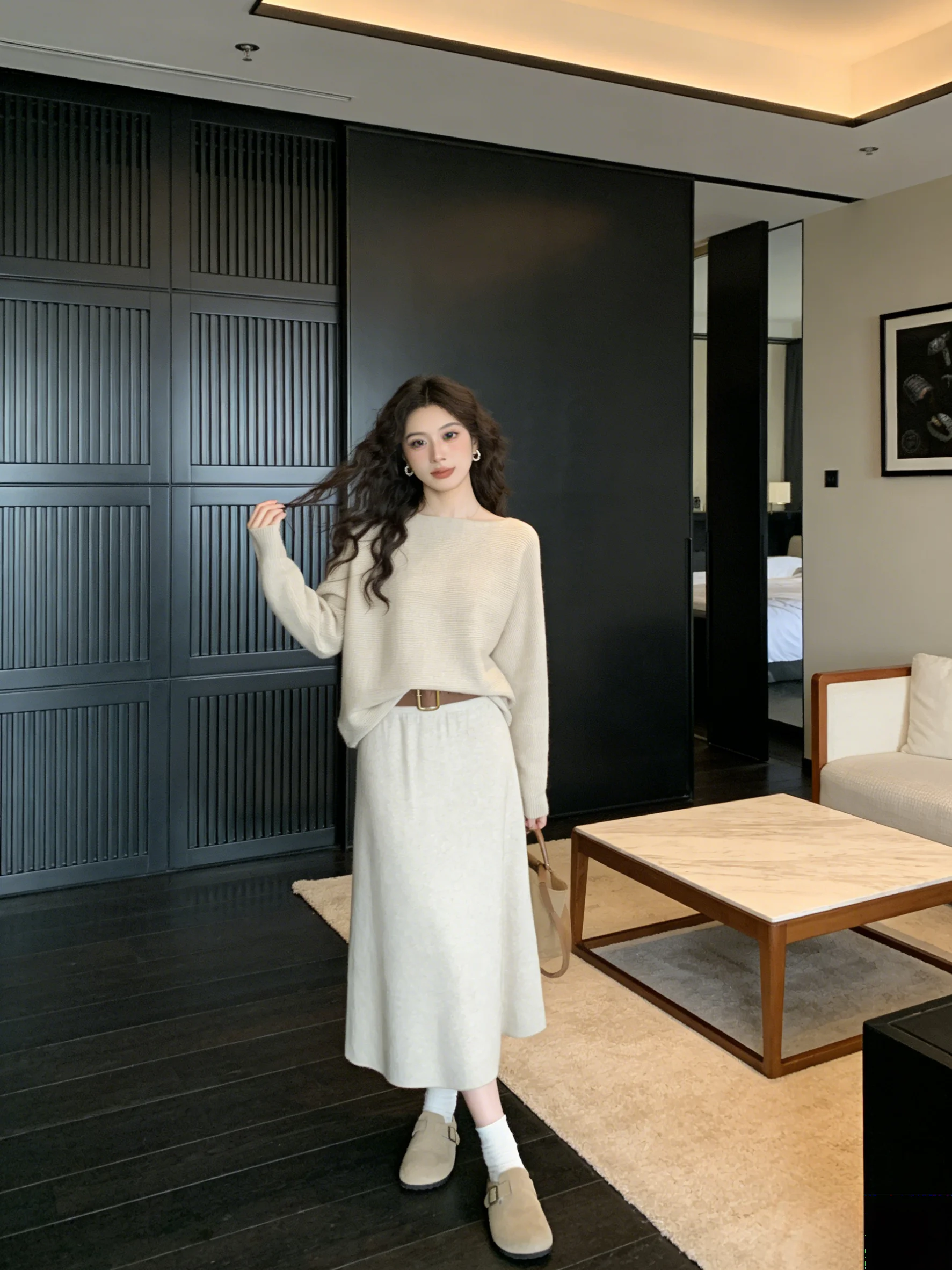 

Мягкий трикотажный комплект для женщин: новый весенний свитер с эффектом утяжки талии и юбка-миди, комплект из двух предметов