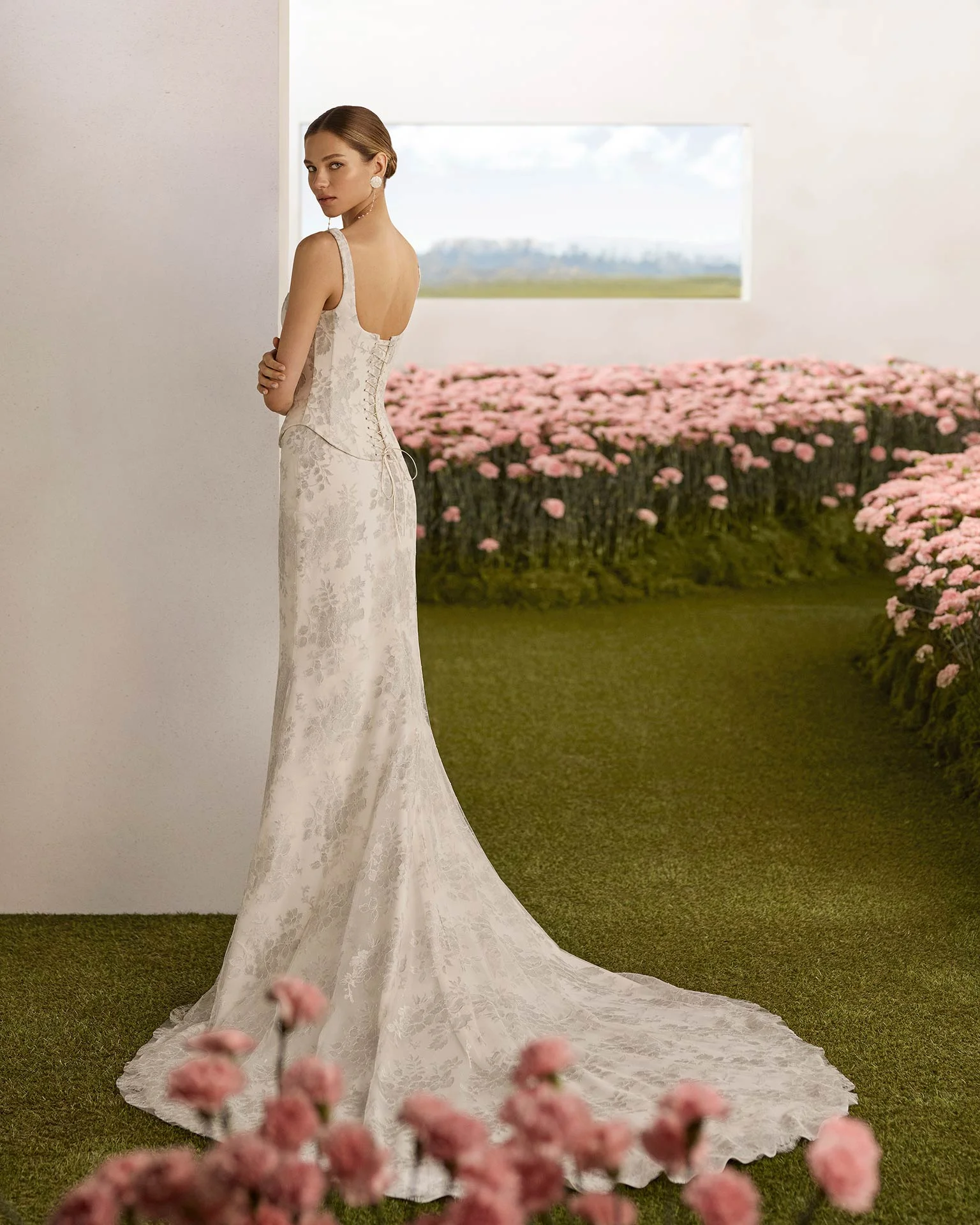 Personalizado 2025 último vestido de novia de encaje con tirantes y cuello cuadrado de gama alta falda de cola de pez romántica diseño de correa trasera