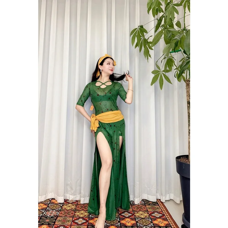 op maat gemaakte buikdanskostuum oefenoutfit met groene achtergrond retro rozenprint mesh gewaad baladi folk gewaad exotische danskleding