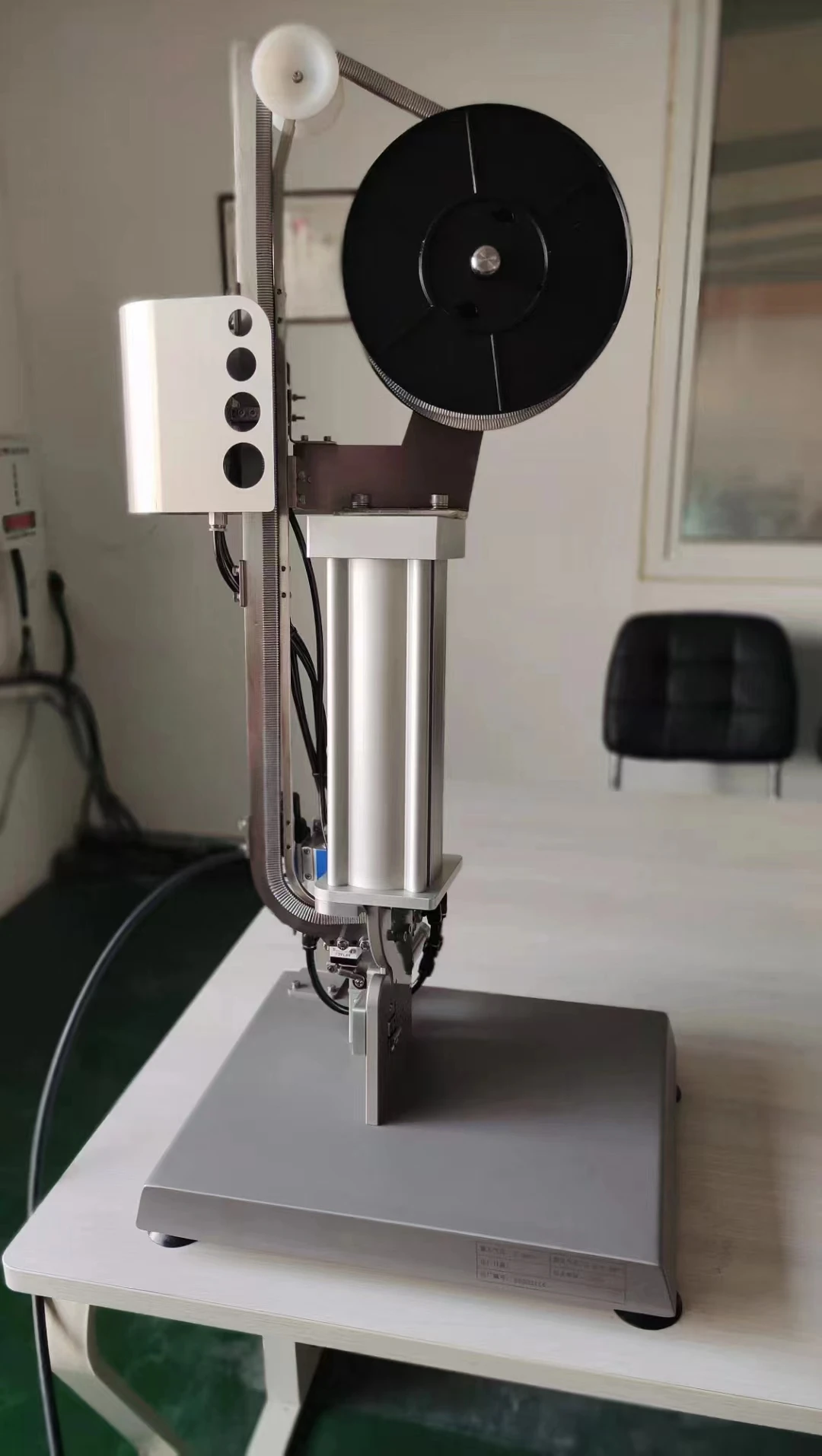 KU810 Automatic Sausage Processing Equipment Frozen Meat Block Tightening Tying Machine 10-12 Times/Minute