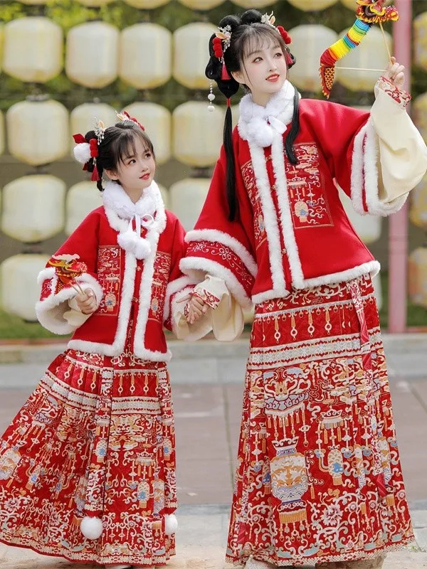 Ming Dynasty Hanfu 2024ของผู้หญิงชุดปีใหม่ดั้งเดิมสำหรับเด็กกระโปรงหน้าม้าเสื้อผ้าโบราณสำหรับพ่อแม่ฤดูหนาว