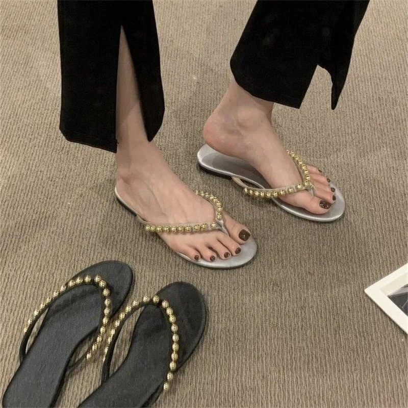 

2023 summer new fashionable steel ball flat bottom Flip-flops for women wearing flip flops with soft soles -skid beach shoes