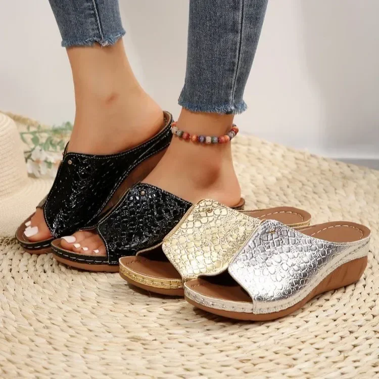 2025 New summer women's Crocodile print platform sandals Women's PU leather non-slip beach slide plus size 43