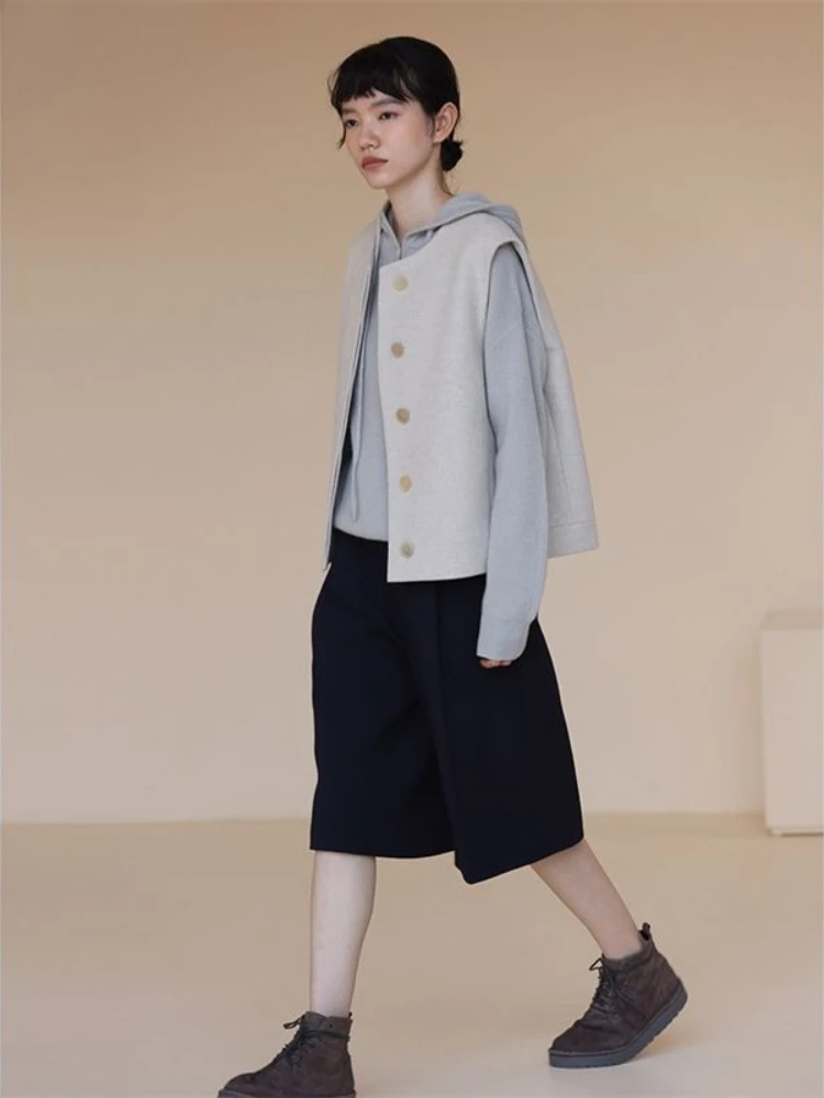 

Women's Natural Horn Buckle Vest Brushed Woolen Brushed Fabric Hidden Placket Crew Neck Layering Piece for Everyday Wear