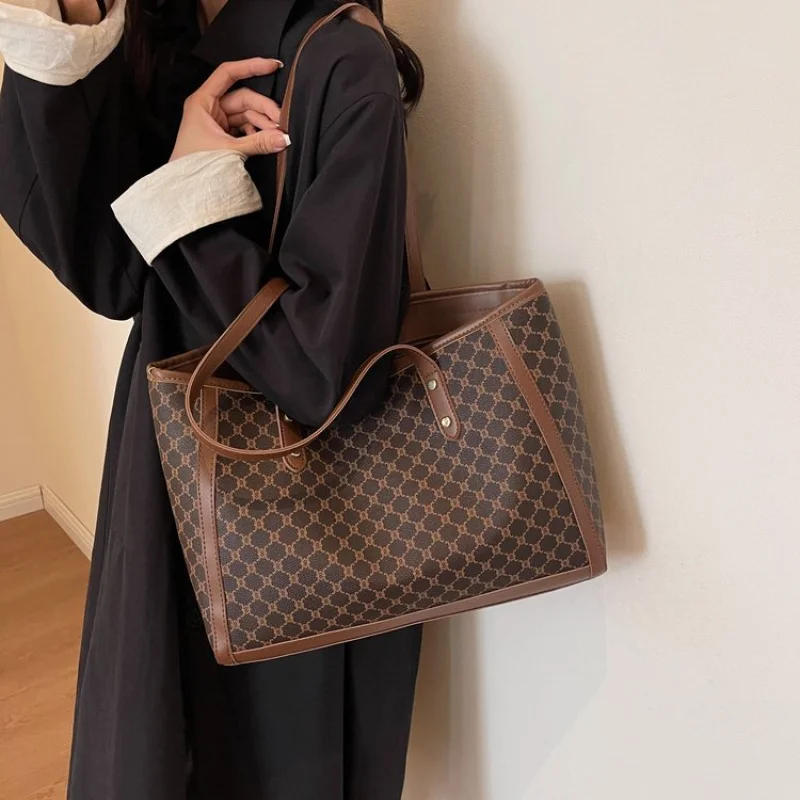 

Elegant Leather Shoulder Bag Handbag For Women Crossbody Bag From Luxury Brand Famous Designer Classic And Chic