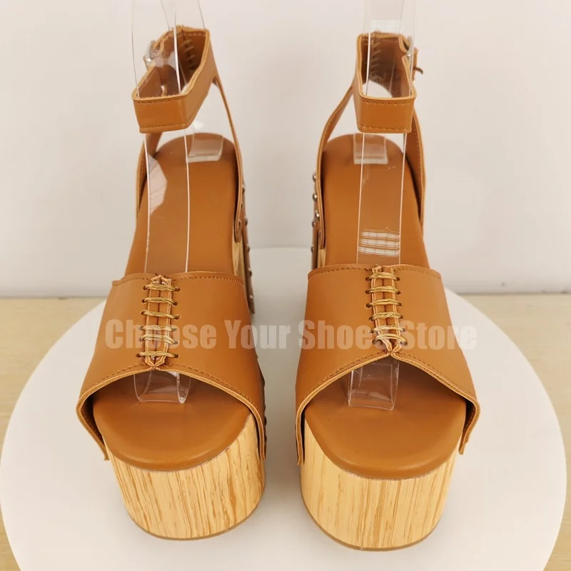 Рисунок 5 - Коричневые босоножки на платформе