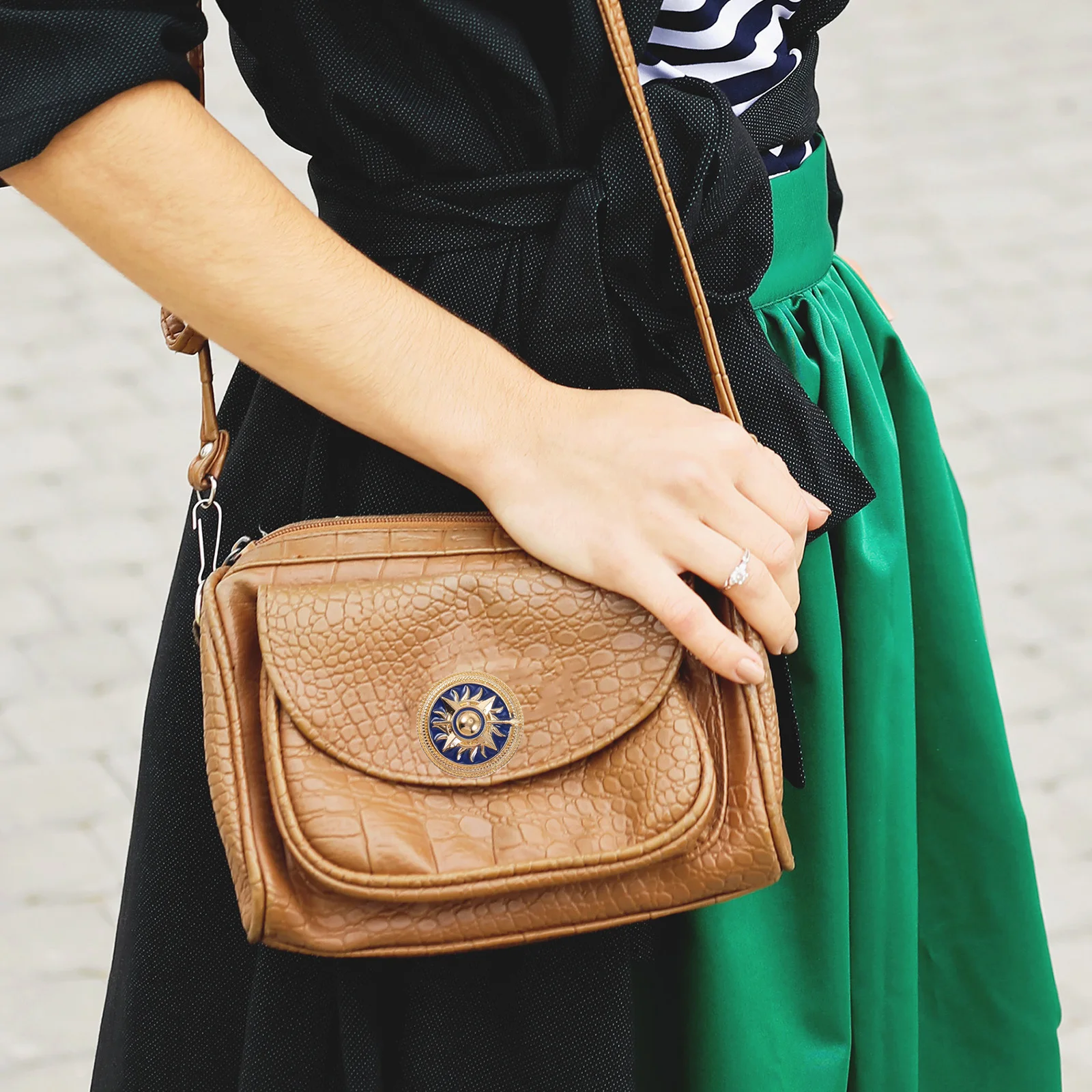 

2Pcs Badge Round Circle Brooches Suitable for Dresses Bags Hats Sweaters Costume Decoration Style