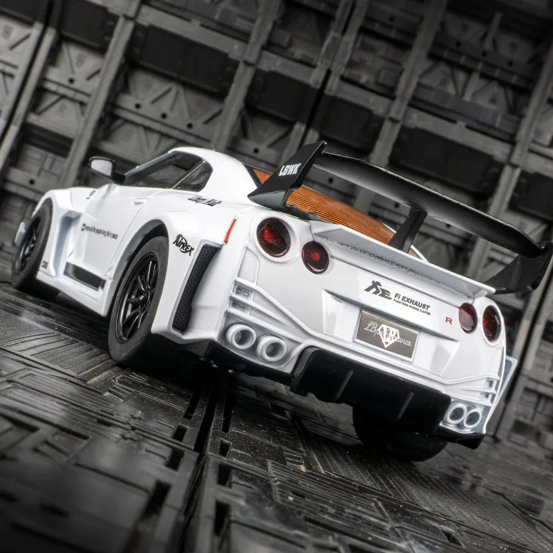 Adorno de modelo de coche deportivo de aleación Nissan GTR 1:24 para niños, juguetes con sonido y luz, puertas y capó del motor, el maletero se puede abrir