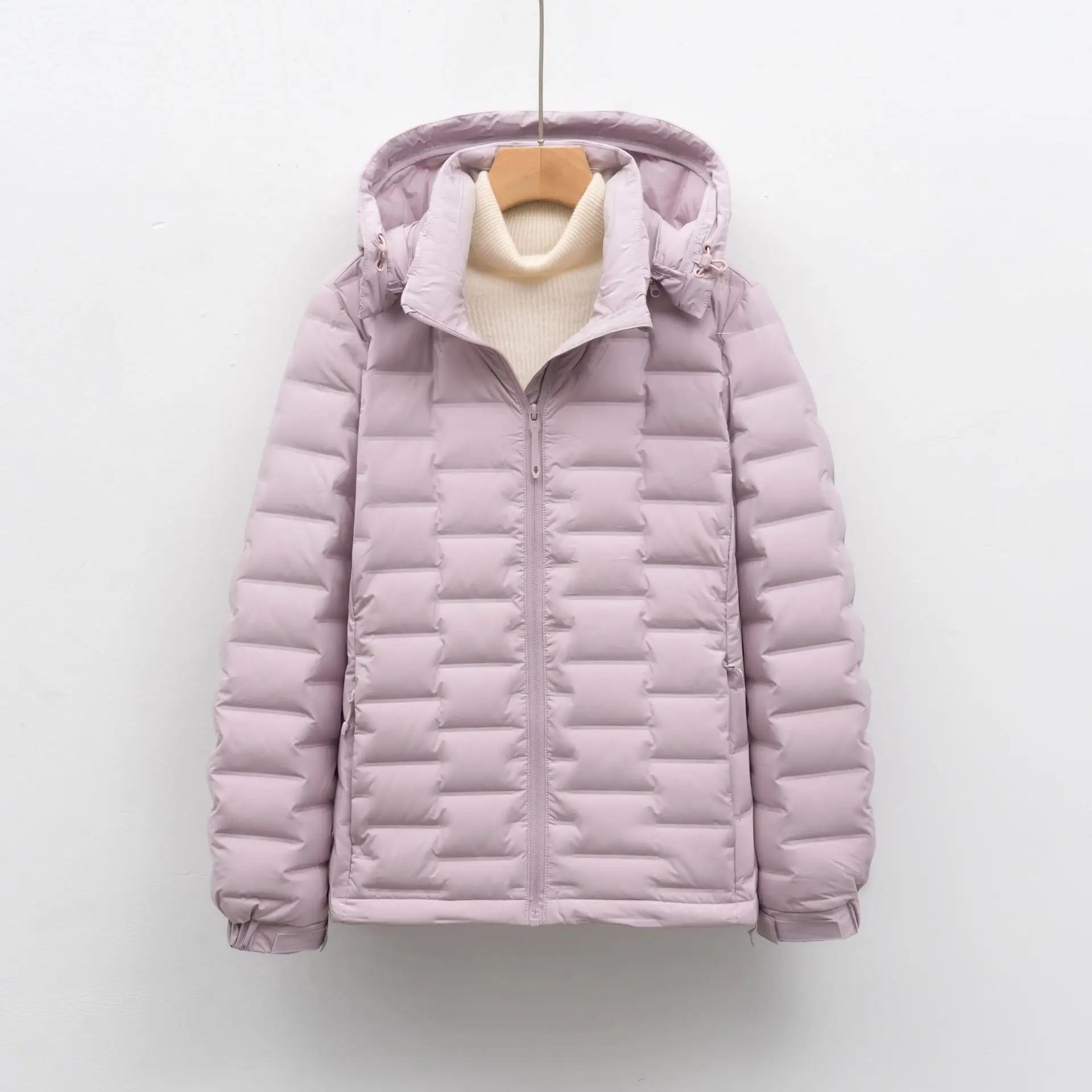 سترة قصيرة مقنعين للارتداء في الهواء الطلق. مملوء بمعايير جديدة بنسبة 90% للدفء المتنقل خفيف الوزن والمتنقل في الطقس البارد.