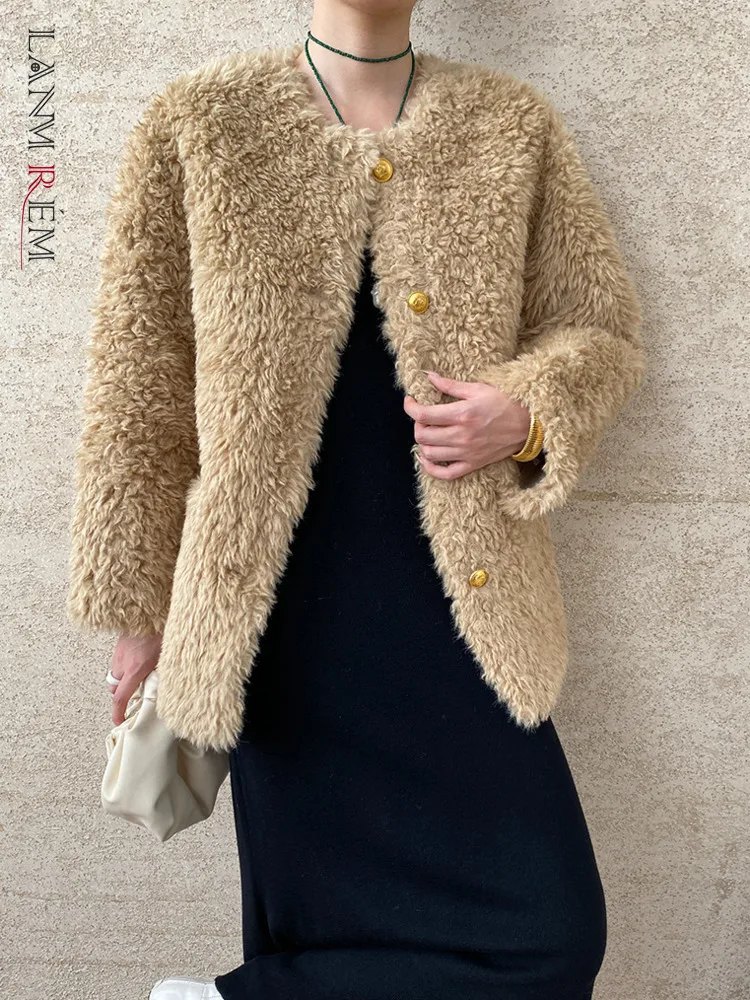 

[LANMREM] Women's Lamb Wool Fur Coat 2024 Winter New O-neck Single Breasted Solid Color Pockets Design Coats Thick Warm CPG1941