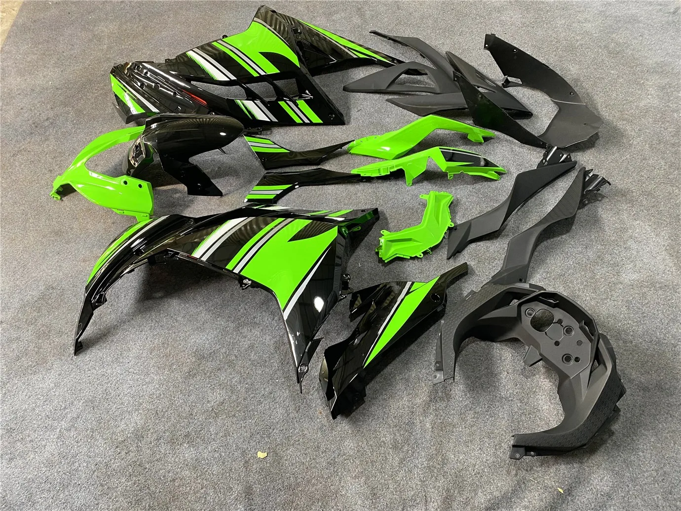 Motorcycle Fairing Kit Suitable for Kawasaki Ninja 250 Ninja 300 13-17 Years EX250 EX300 2013 2014 2015-2017 Fairing Green Black