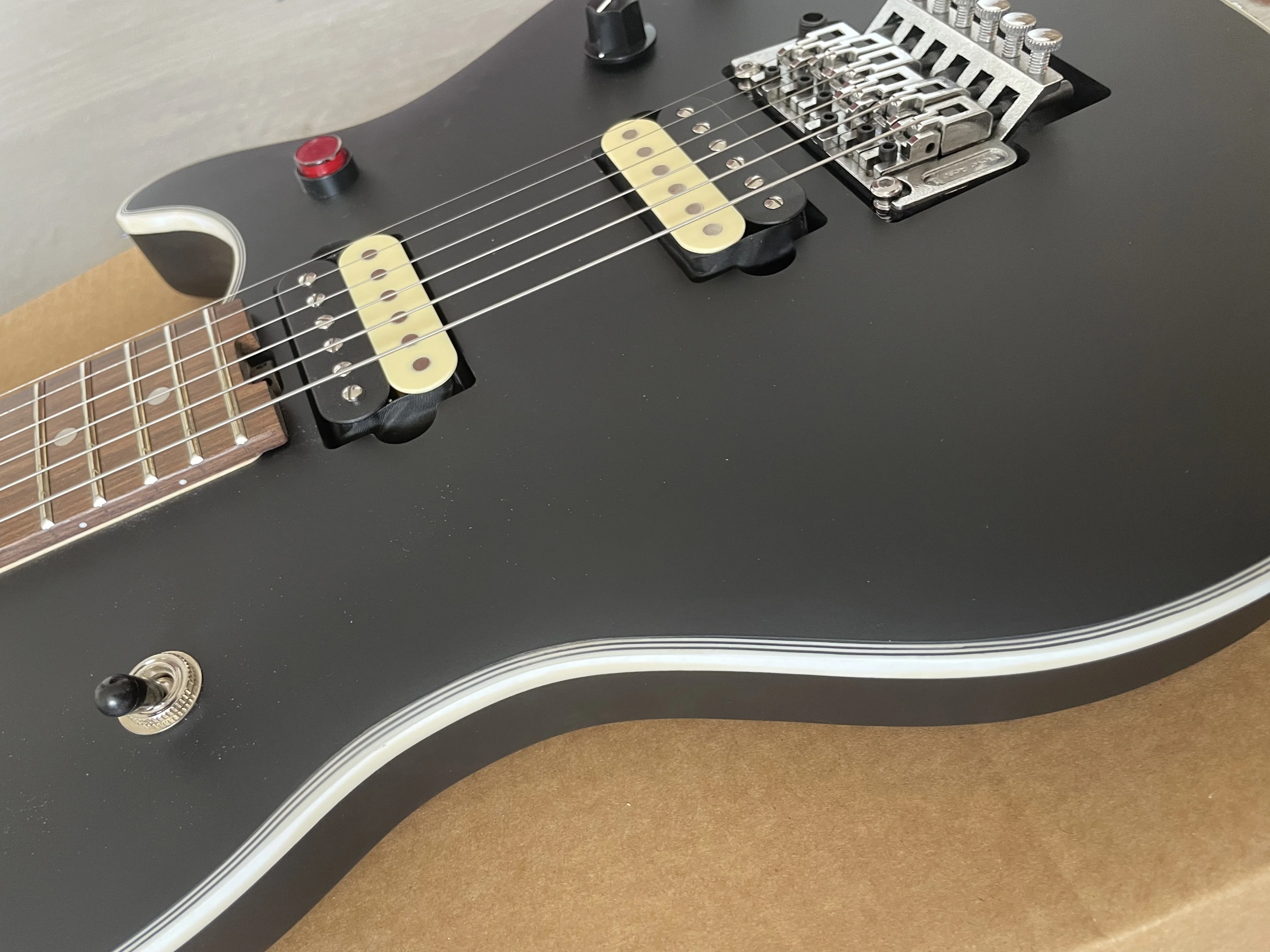 Guitarra elétrica de maior qualidade com acabamento preto fosco captadores 2H tremolo prateado