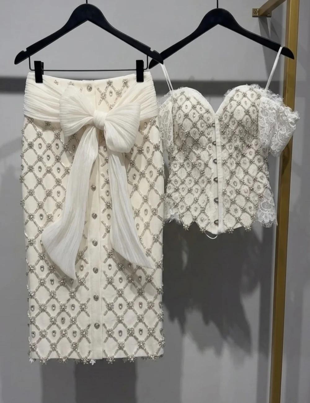 Customized Modern Style Jersey Pleat Sequined Straight Spaghetti Strap Midi Celebrity Bespoke Occasion Dresses Formal