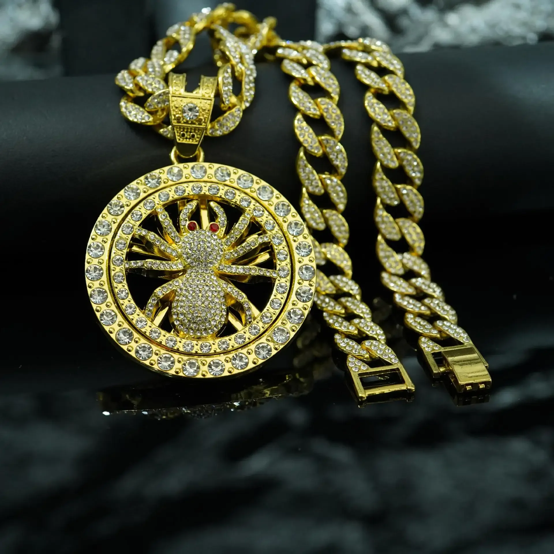

Men's Hip Hop Rotatable Spider Pendant Necklace - Gothic Cuban Chain, Iced Out Streetwear Jewelry,Trendy Unisex Gift for Rappers