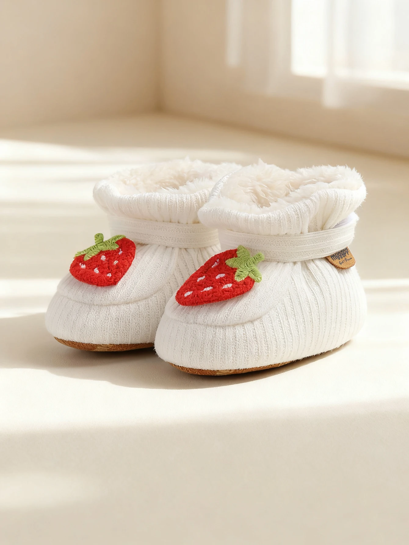 

Прогулочная обувь в клубничном стиле для новорожденных женщин, удобная и теплая, подходит для детской зимней домашней обуви.